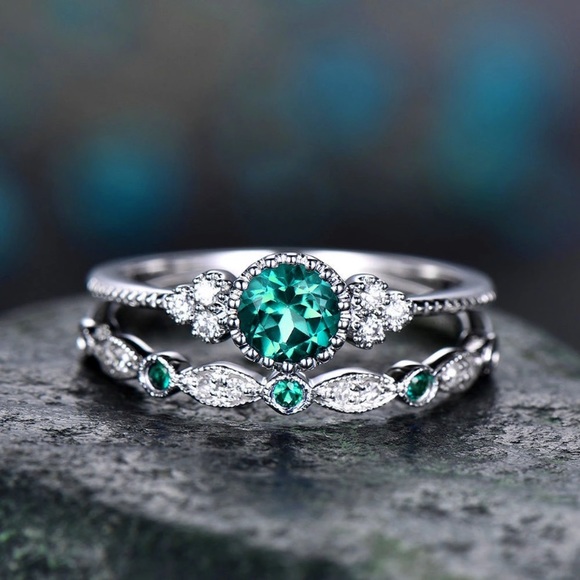 Gorgeous Green Engagement Ring - Picture 3 of 3